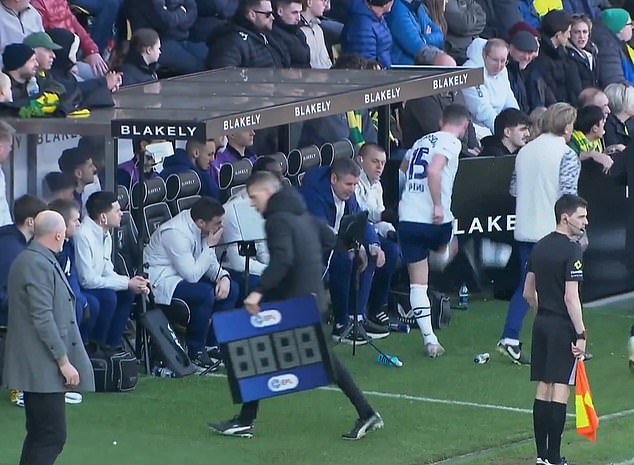 Hviezda EFL frustrovane kopla fľašu s vodou do HLAVY fanúšika, Stredopoliar Preston North End Jordan Thompson kopol fľašu s vodou na tribúnu a nešťastnou náhodou zasiahol fanúšika do hlavy.