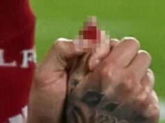 Hviezda Galatasaray odišla v agónii a potrebovala kyslík po rozrezaní prsta pri šialenej nehode zahŕňajúcej reklamné tabule počas zápasu Ligy majstrov s Liverpoolom na Anfielde Noa Lang si odrezal palec po šialenej nehode súvisiacej s reklamnými plochami