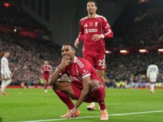 Hviezda Liverpoolu sa dohodla na novej dlhodobej zmluve za lepších podmienok s klubom po tom, čo zohrala kľúčovú úlohu pri úspechu o titul Ryan Gravenberch podpísal novú zmluvu o zotrvaní s Liverpoolom do roku 2032