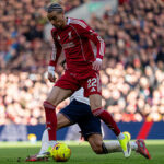 Hugo Ekitike z Liverpoolu hrá vo februári počas zápasu Premier League medzi Liverpoolom a West Hamom United na Anfielde v anglickom Liverpoole...