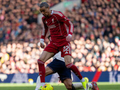 Hviezda Liverpoolu vyzerá na nepoznanie, keď predvádza nový účes pred stretom Wolves Hugo Ekitike z Liverpoolu hrá vo februári počas zápasu Premier League medzi Liverpoolom a West Hamom United na Anfielde v anglickom Liverpoole...