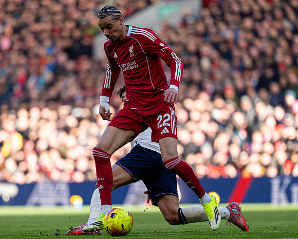 Hviezda Liverpoolu vyzerá na nepoznanie, keď predvádza nový účes pred Hugo Ekitike z Liverpoolu hrá vo februári počas zápasu Premier League medzi Liverpoolom a West Hamom United na Anfielde v anglickom Liverpoole...