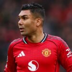 Casemiro z Manchestru United sleduje zápas Premier League medzi Manchestrom United a Aston Villa na Old Trafford 15. marca 2026 v Manchestri v Anglicku.