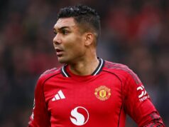 Hviezda Man Utd Casemiro ponúkol zníženie platu pred odchodom z klubu Casemiro z Manchestru United sleduje zápas Premier League medzi Manchestrom United a Aston Villa na Old Trafford 15. marca 2026 v Manchestri v Anglicku.