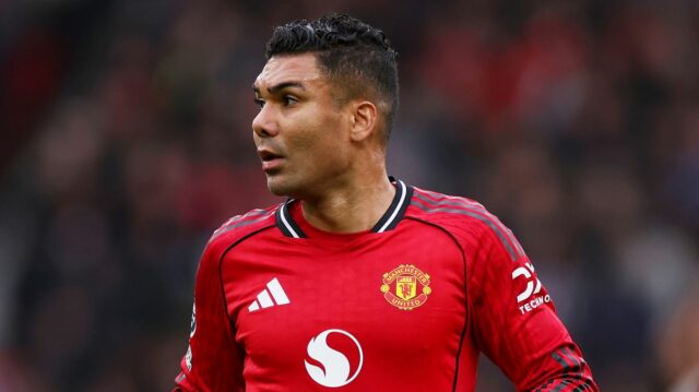 Casemiro z Manchestru United sleduje zápas Premier League medzi Manchestrom United a Aston Villa na Old Trafford 15. marca 2026 v Manchestri v Anglicku.
