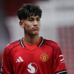 MANCHESTER, ANGLICKO - 7. marca: JJ Gabriel z Manchestru United oslavuje strelenie svojho tretieho gólu počas Premier League U18 medzi Manchester United U18 a Nottingham Forest U18 na tréningovom ihrisku Carrington 7. marca 2026 v Manchestri v Anglicku. (Foto: Zohaib Alam - MUFC/Manchester United cez Getty Images)