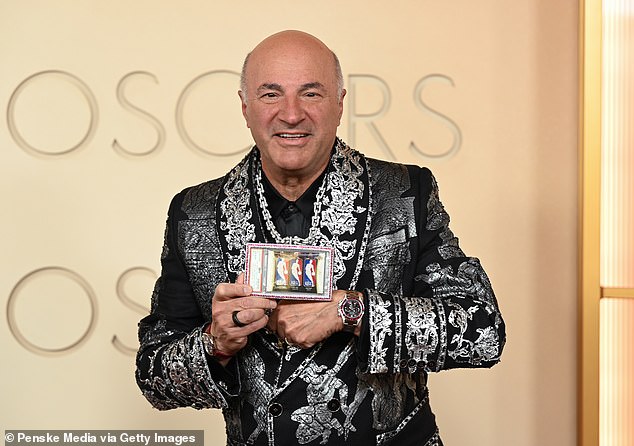 Hviezda Marty Supreme Kevin O'Leary nosí na Oscaroch ikonický kúsok Kevin O'Leary otočil hlavu na Oscaroch s kusom športových pamiatok v hodnote 30 miliónov dolárov