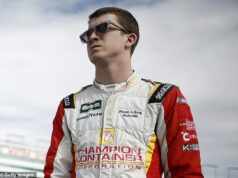 Hviezda NASCAR Daniel Dye suspendovaný za zosmiešňovanie Davida Malukasa z IndyCar homofóbnym hlasom v priamom prenose Jazdec NASCAR Daniel Dye bol suspendovaný na neurčito po použití homofóbneho hlasu na zosmiešňovanie rivala IndyCar