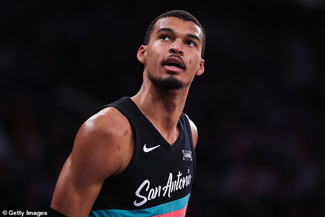 Hviezda NBA Victor Wembanyama znepokojuje priateľa, ktorý sa stratil v Victor Wembanyama požiadal o pomoc pri hľadaní priateľa, ktorý sa stratil v Chicagu