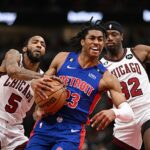 Bulls sa vzdávajú stráže Jadena Iveyho (na obrázku v strede pred výmenou z Detroitu do Chicaga) po jeho kritike NBA za podporu fanúšikov LGBTQ, uviedli zdroje ESPN.