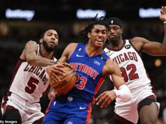 Hviezda NBA náhle prerušila tím po tom, čo kritizovala ligovú podporu fanúšikov LGBTQ+ a mesiac hrdosti Bulls sa vzdávajú stráže Jadena Iveyho (na obrázku v strede pred výmenou z Detroitu do Chicaga) po jeho kritike NBA za podporu fanúšikov LGBTQ, uviedli zdroje ESPN.