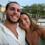 Hviezda NRLW Millie Elliott prezradila, prečo sa raz bizarne rozhodla vyliať si bratov moč na ruku, aby si ošetrila bradavicu (na obrázku s manželom, futbalovým kolegom Adamom Elliottom)