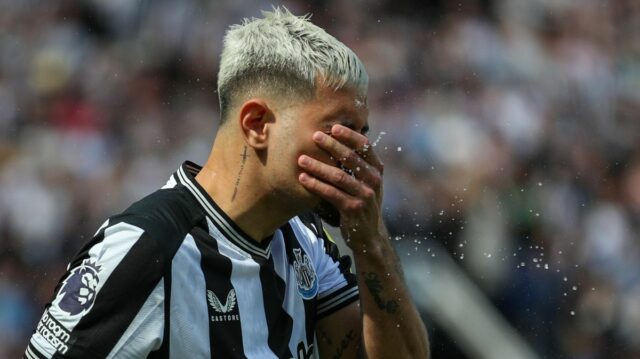 Bruno Guimaraes z Newcastlu United si strieka vodu na tvár počas zápasu Premier League medzi Newcastle United a Brighton & Hove Albion v St. James Park 11. mája 2024 v anglickom Newcastle upon Tyne.