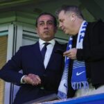 Spolumajitelia Chelsea Behdad Eghbali a Todd Boehly pred zápasom osemfinále Ligy majstrov 2025/26 medzi Chelsea FC a Paris Saint-Germain FC na Stamford Bridge 17. marca 2026 v Londýne v Anglicku