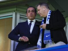 Hviezda Premier League povedala BlueCo presne to, čo potrebujú počuť, keď Chelsea začína rozhovory o prestupe Spolumajitelia Chelsea Behdad Eghbali a Todd Boehly pred zápasom osemfinále Ligy majstrov 2025/26 medzi Chelsea FC a Paris Saint-Germain FC na Stamford Bridge 17. marca 2026 v Londýne v Anglicku