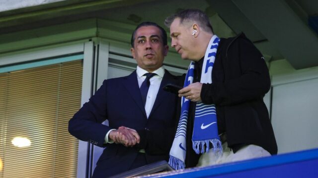 Spolumajitelia Chelsea Behdad Eghbali a Todd Boehly pred zápasom osemfinále Ligy majstrov 2025/26 medzi Chelsea FC a Paris Saint-Germain FC na Stamford Bridge 17. marca 2026 v Londýne v Anglicku