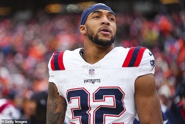 Hviezda Super Bowlu sa ponáhľa na obranu hráča NBA po Patriots running back TreVeyon Henderson obhajoval sekeru hviezdu NBA Jadena Iveyho