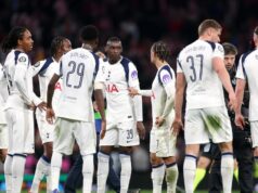 Hviezda Tottenhamu odhaľuje rozhovory v šatni a čo sa zmenilo pod vedením Igora Tudora Londýn, Veľká Británia – 18. marca: Mathys Tel z Tottenhamu Hotspur sleduje zápas osemfinále Ligy majstrov UEFA 2025/26 medzi Tottenham Hotspur FC a Atletico de Madrid na štadióne Tottenham Hotspur 18. marca 2026 v Londýne v Anglicku. (Foto: Vince Mignott/DeFodi Images/DeFodi cez Getty Images)