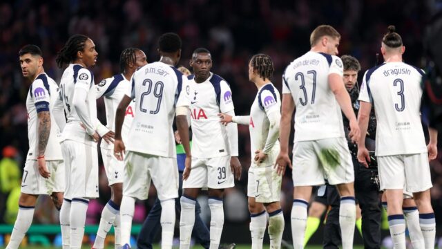 Londýn, Veľká Británia – 18. marca: Mathys Tel z Tottenhamu Hotspur sleduje zápas osemfinále Ligy majstrov UEFA 2025/26 medzi Tottenham Hotspur FC a Atletico de Madrid na štadióne Tottenham Hotspur 18. marca 2026 v Londýne v Anglicku. (Foto: Vince Mignott/DeFodi Images/DeFodi cez Getty Images)