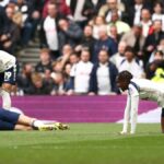 Mathys Tel (vpravo) sa zranil počas prehry Tottenhamu v Premier League s Nottingham Forest a teraz sa stiahol zo služby Francúzska do 21 rokov.