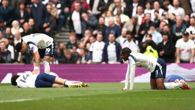 Mathys Tel (vpravo) sa zranil počas prehry Tottenhamu v Premier League s Nottingham Forest a teraz sa stiahol zo služby Francúzska do 21 rokov.