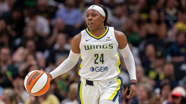 Hviezda WNBA Arike Ogunbowale čelí po zatknutí v Miami obvineniu z batérie
