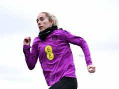 Hviezda levíc a futbalový partner oznamujú „stratili sme naše dieťa“ v tragickom vyhlásení Missy Bo Kearns beží