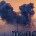 Haitský útočník Duckens Nazon (9) na ihrisku na rozcvičku pred zápasom skupiny Concacaf Gold Cup medzi Spojenými štátmi a Haiti