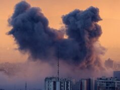 Hviezda majstrovstiev sveta vo vojne nútená utiecť z Iránu po výbuchu bomby „vedľa neho“ Haitský útočník Duckens Nazon (9) na ihrisku na rozcvičku pred zápasom skupiny Concacaf Gold Cup medzi Spojenými štátmi a Haiti