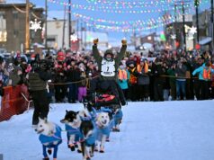 Hviezda televíznej reality spečatila víťazstvo v kontroverzných 1000 míľových aljašských pretekoch psích záprahov uprostred obnovených výziev na zrušenie „krutej“ tradície Bývalá hviezda televíznych relácií dosiahla opakované víťazstvo v kontroverzných pretekoch psov Iditarod