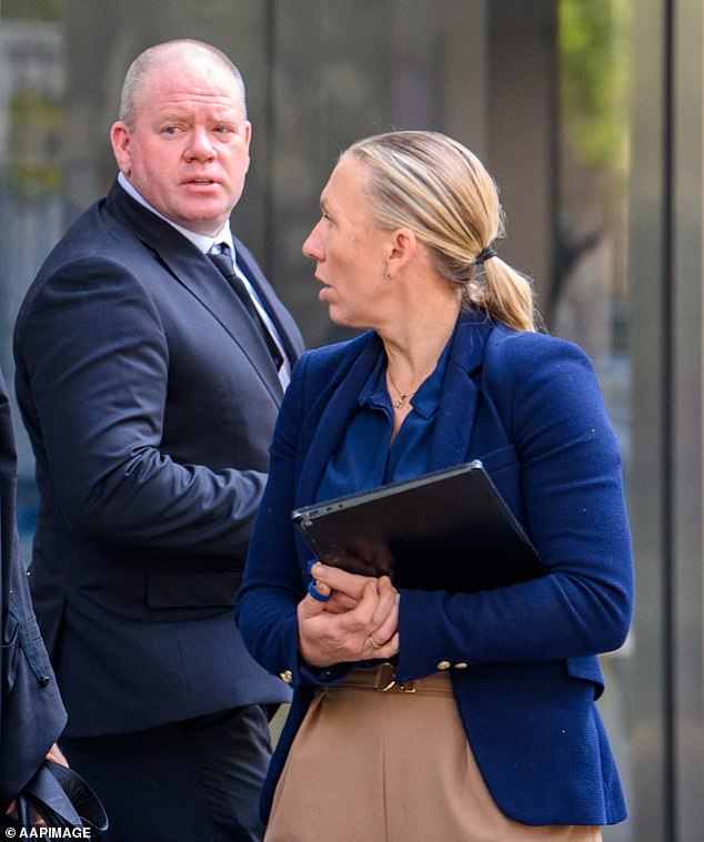 Hviezde AFL Nickovi Stevensovi hrozí väzenie po tom, čo v Bývalá hviezda AFL Nick Stevens (na obrázku vľavo pred súdom) bol uznaný vinným z 13 obvinení súvisiacich s podvodom pri inštalácii bazéna.