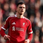 LIVERPOOL, ANGLICKO - 15. marca: Andrew Robertson z Liverpoolu sa pozerá počas zápasu Premier League medzi Liverpoolom a Tottenhamom Hotspur na Anfielde 15. marca 2026 v Liverpoole v Anglicku. (Foto: Michael Regan/Getty Images)
