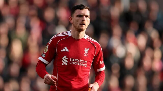LIVERPOOL, ANGLICKO - 15. marca: Andrew Robertson z Liverpoolu sa pozerá počas zápasu Premier League medzi Liverpoolom a Tottenhamom Hotspur na Anfielde 15. marca 2026 v Liverpoole v Anglicku. (Foto: Michael Regan/Getty Images)