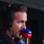 Ryan Reynolds a Rob Mac, spolumajitelia Wrexhamu, hovoria v poli komentárov