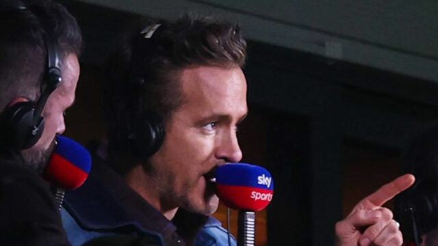 Ryan Reynolds a Rob Mac, spolumajitelia Wrexhamu, hovoria v poli komentárov