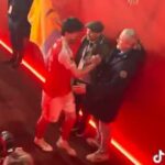 Len Declan Rice sa zastavil v tuneli, aby pozdravil dve legendy klubu Arsenal Freddieho Ljungberga a Emmanuela Petita po nedeľnom víťazstve Chelsea.