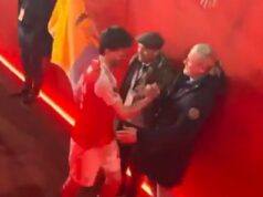 Hviezdy Arsenalu sú vyzývané, aby IGNOROVALI dve klubové legendy – s Declanom Riceom „jedinou výnimkou“ – keď po víťazstve Chelsea zamierili do šatne bez uznania bývalých hráčov Len Declan Rice sa zastavil v tuneli, aby pozdravil dve legendy klubu Arsenal Freddieho Ljungberga a Emmanuela Petita po nedeľnom víťazstve Chelsea.