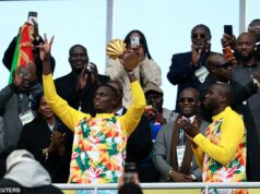 Hviezdy Defiant Senegal PREDSTAVUJÚ trofej AFCON – niekoľko dní po tom, čo im bola kontroverzne odobratá koruna Senegal predvádzal svoju trofej na Africkom pohári národov napriek tomu, že mu bol odobratý titul