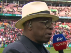 Ian Wright sa „háda“ s poslednými rozhodcami Carabao Cupu, zatiaľ čo mikrofóny Sky Sports zachytávajú výkriky Ian Wright na Sky Sports