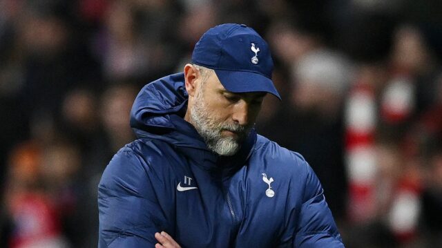   Igor Tudor, dočasný manažér Tottenhamu Hotspur, vyzerá skľúčene po tom, čo Julian Alvarez z Atletica de Madrid (bez obrázku) strelil piaty gól svojho tímu počas zápasu 16. kola Ligy majstrov UEFA 2025/2026 medzi Atletico de Madrid a Tottenham Hotspur FC na Estadio Civitas Metropolitano 20. marca v Španielsku.