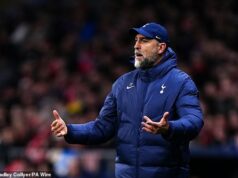 Igor Tudor hovorí svojim zlyhávajúcim hviezdam Tottenhamu, aby zakázali ‚BULLS***‘, ‚čiernu mágiu‘ a ‚postavte sa a BOJUJTE‘ v bojovom výkriku, zatiaľ čo podpaľovaný boss bojuje o záchranu svojej práce skľučujúcim výletom na Anfield. Igor Tudor povedal svojim hviezdam Spurs, aby vylúčili „býkov***“ a „postavili sa a bojovali“