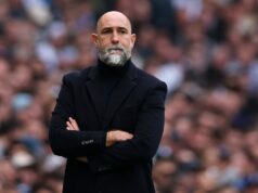 Igor Tudor odvolal hovor, keď Tottenham vyzval Jamieho Carraghera, aby urobil rozhodnutie Igor Tudor, dočasný manažér Tottenhamu Hotspur, sleduje zápas Premier League medzi Tottenham Hotspur a Nottingham Forest na štadióne Tottenham Hotspur 22. marca 2026 v Londýne, Anglicko.