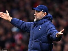 Igor Tudor vedie Spurs do špirály smrti. Pestrá partia, ktorá viedla klub, bola ľahkomyseľná a naivná, keď mu dala prácu – a teraz ho musí vyhodiť, píše OLIVER HOLT Rozhodnutie vedenia Tottenhamu zveriť boj proti zostupu Igorovi Tudorovi bolo absurdné a neuvážené.