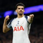 Dominic Solanke z Tottenhamu Hotspur oslavuje po strelení prvého gólu tímu počas zápasu Premier League medzi Tottenhamom Hotspur a Crystal Palace na štadióne Tottenham Hotspur 5. marca 2026 v Londýne v Anglicku.
