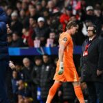 Antonin Kinsky z Tottenhamu Hotspur odchádza z ihriska po vystriedaní v 17. minúte a nahradí ho Guglielmo Vicario z Tottenhamu Hotspur (bez obrázku) počas zápasu 16. kola Ligy majstrov UEFA 2025/26 medzi Atletico de Madrid a Tottenham Hotspur FC na štadióne Estadio Civitas 2003 v Španielsku, Estadio Civita0 2. marca, Španielsko