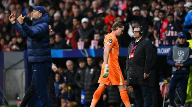 Antonin Kinsky z Tottenhamu Hotspur odchádza z ihriska po vystriedaní v 17. minúte a nahradí ho Guglielmo Vicario z Tottenhamu Hotspur (bez obrázku) počas zápasu 16. kola Ligy majstrov UEFA 2025/26 medzi Atletico de Madrid a Tottenham Hotspur FC na štadióne Estadio Civitas 2003 v Španielsku, Estadio Civita0 2. marca, Španielsko