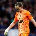 Brankár Tottenhamu Hotspur Antonin Kinsky bol skľúčený po inkasovanom druhom góle počas prvého zápasu osemfinále Ligy majstrov UEFA v Riyadh Air Metropolitano v španielskom Madride.