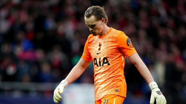 Brankár Tottenhamu Hotspur Antonin Kinsky bol skľúčený po inkasovanom druhom góle počas prvého zápasu osemfinále Ligy majstrov UEFA v Riyadh Air Metropolitano v španielskom Madride.