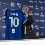 Ipswich Town vrátilo úder po tom, čo dostalo kritiku za hosťovanie Nigela Faragea na Portman Road