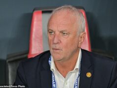 Irak prosí FIFA o pomoc, keďže hrozí, že vojna v Iráne zničí prvú návštevu Svetového pohára za posledných 40 rokov Hlavný tréner Iraku Graham Arnold sa pozerá na futbalový zápas play off majstrovstiev sveta 2026